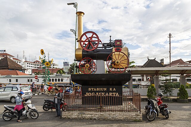 Yogyakarta_Indonesia_Steam-Engine-Monument-at-Tugu-Station-01