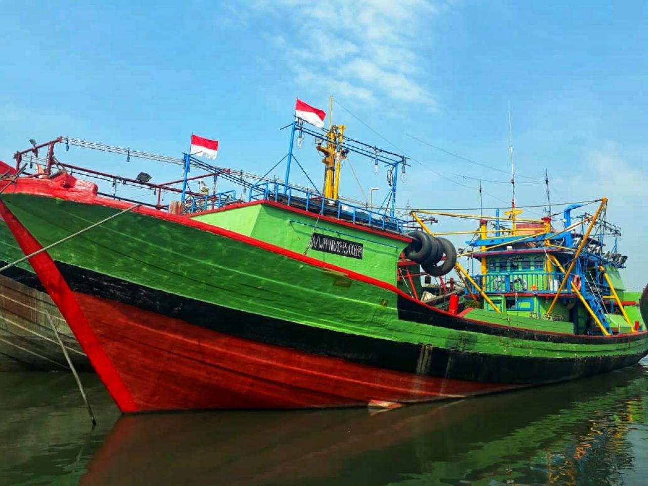 Dengan-Bangganya-Bembawa-Sekeranjang-Ikan