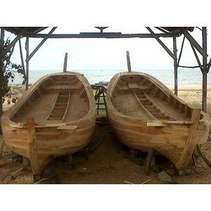 Dua-Perahu-Pak-Tua-Sendiri
